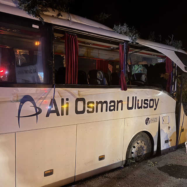 Kayseri'de yolcu otobüsünün orta refüjdeki ağaçlara çarptığı kazada 1 kişi...