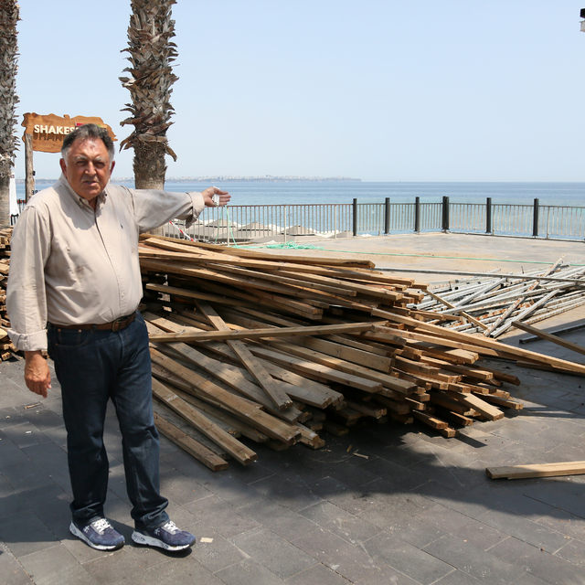 Konyaaltı sahilinde 'gölgelik' krizi