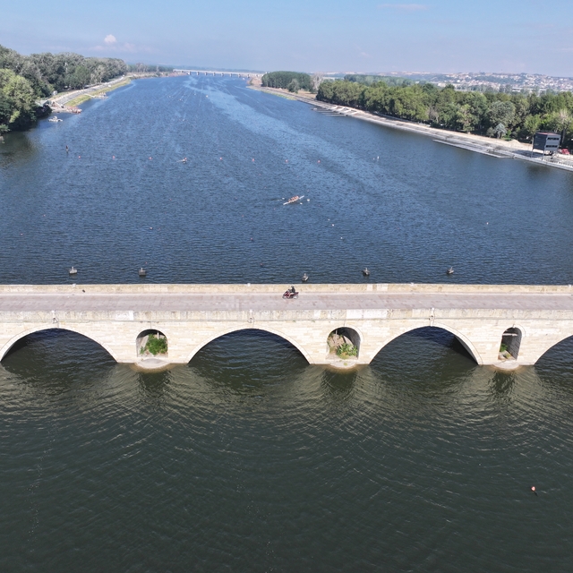 Genç kürekçiler Meriç Nehri'nde antrenmanlarını sürdürüyor