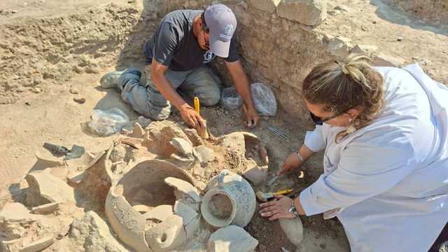 Beçin Kalesi'nde 3 bin yıllık kremasyon mezarlar bulundu