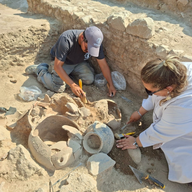 Beçin Kalesi'nde 3 bin yıllık kremasyon mezarlar bulundu
