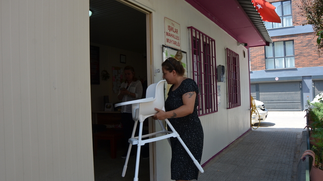 Kadın muhtarın mahallesinde ihtiyaç dışı eşyalar komşulara hediye ediliyor