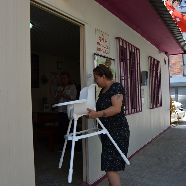 Kadın muhtarın mahallesinde ihtiyaç dışı eşyalar komşulara hediye ediliyor