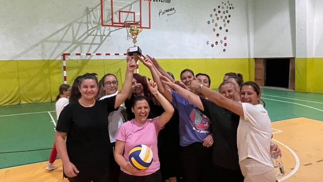 Edirne'de Aile Yılı kapsamında anneler ve kızları voleybol maçı yaptı