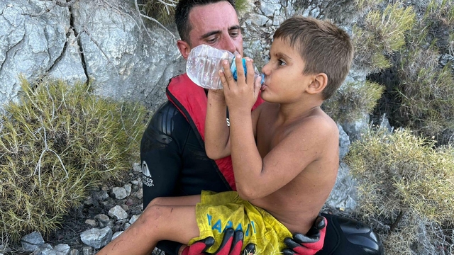 Milas açıklarında alabora olan teknedeki 2 çocuk kurtarıldı (2)