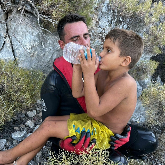 Milas açıklarında alabora olan teknedeki 2 çocuk kurtarıldı (2)