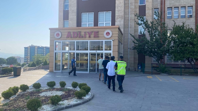 Kahramanmaraş'ta bağ evinden hırsızlık yapan 3 zanlı tutuklandı