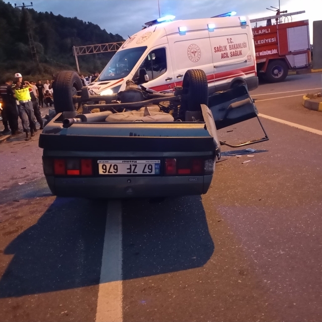 Zonguldak'ta jandarma aracına çarpan otomobilin sürücüsü yaralandı