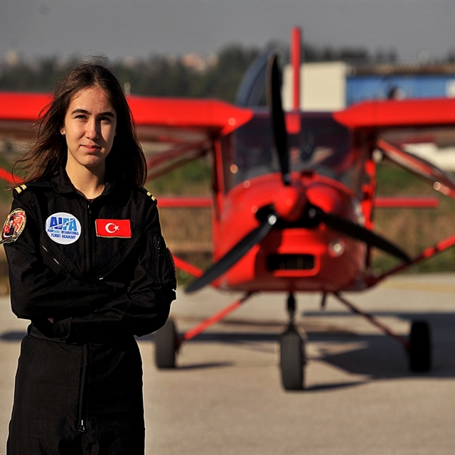 TIME'a adını yazdıran Türkiye'nin en genç pilotu Defne: Kızlar hayallerinde...