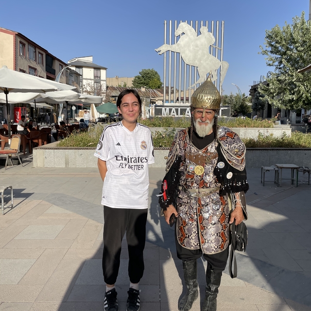 Temsili savaş kostümü giyerek Malazgirt ruhunu yaşatıyor