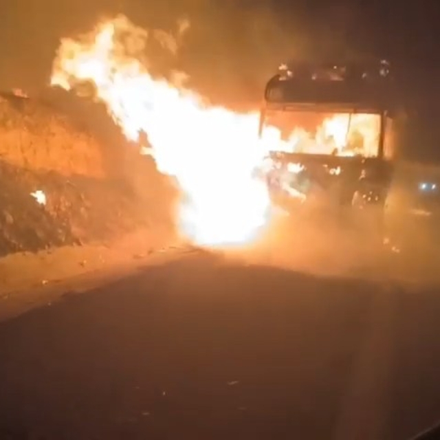 Şanlıurfa'da saman yüklü TIR yandı