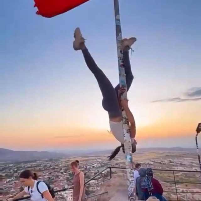 Kapadokya'da bayrak direğinde dansa soruştuma