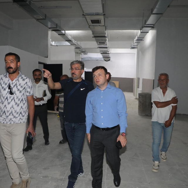 Başkale Kaymakamı Erdoğan, yapımı devam eden okulları inceledi