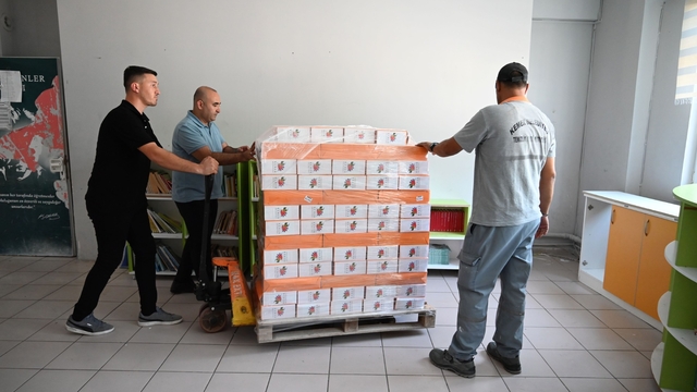Kemer'de öğrencilere ücretsiz kırtasiye malzemesi desteği