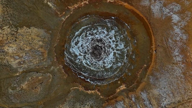 Tuz Gölü havzasındaki tarlada 1 yıldır su fışkırıp, kayboluyor