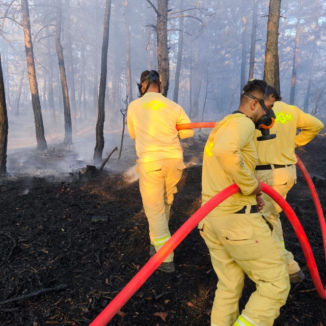 Bolu'da 8,5 saatte kontrol altına alınan orman yangınında soğutma çalışmala...