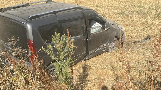 Konya'da şarampole devrilen hafif ticari araçtaki 2 kişi yaralandı