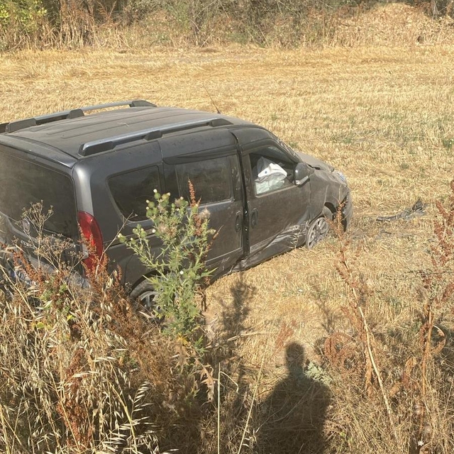 Konya'da şarampole devrilen hafif ticari araçtaki 2 kişi yaralandı