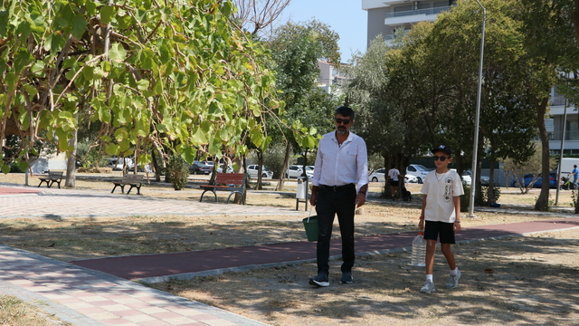 Mahallesindeki parkta ağaçları sulayan avukattan belediye yetkilileri hakkında suç duyurusu