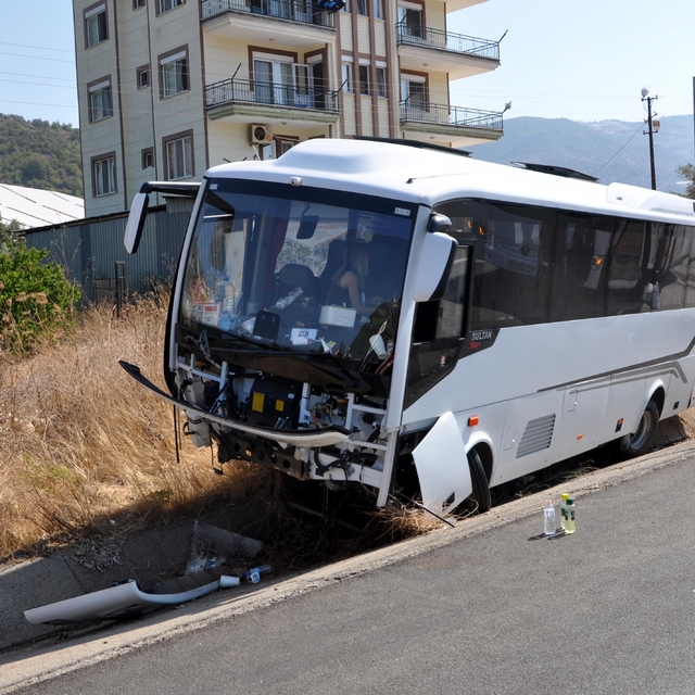 Midibüs şarampole düştü: 9 yaralı