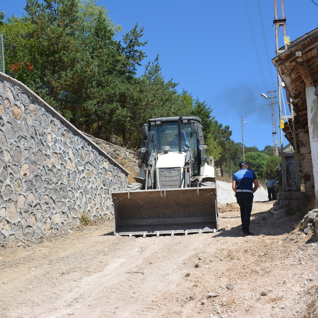 Başçiftlik Belediyesi bağlantı yollarına parke taşı döşüyor