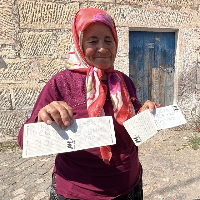 İşitme engelli çift, ürettikleri ürünleri yazdıkları kağıtlarla turistlere...