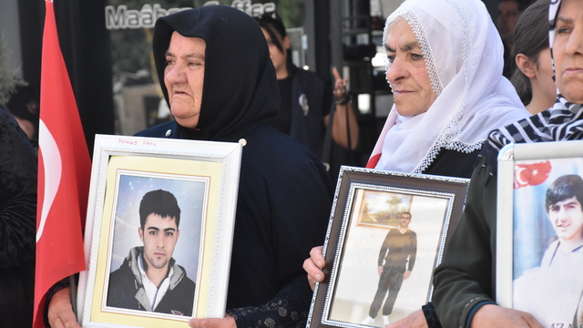 Vanlı aileler DEM Parti binası önündeki "evlat nöbeti"ni sürdürdü