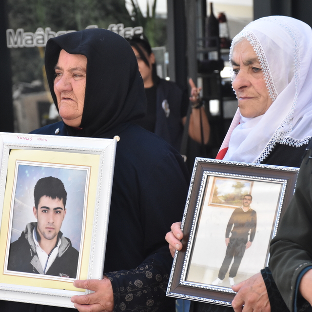 Vanlı aileler DEM Parti binası önündeki "evlat nöbeti"ni sürdürdü