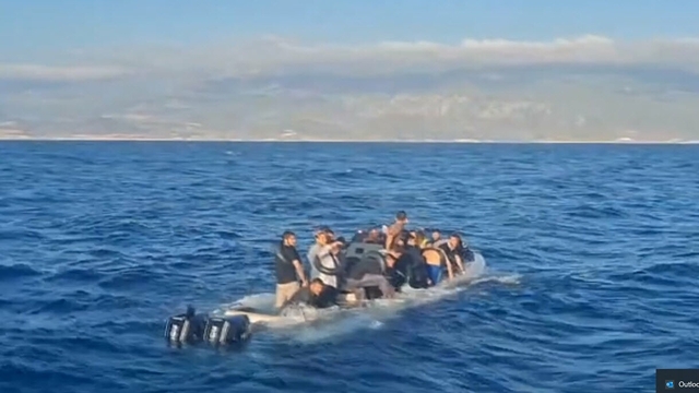İzmir'de su alan bottaki 36 kaçak göçmen kurtarıldı; o anlar kamerada