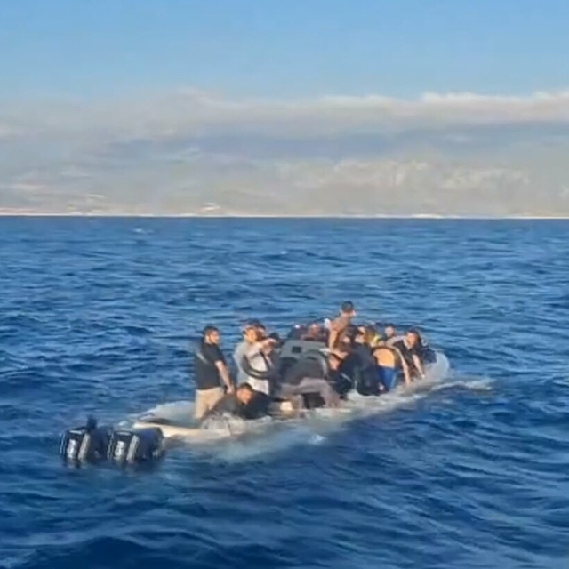 İzmir'de su alan bottaki 36 kaçak göçmen kurtarıldı; o anlar kamerada