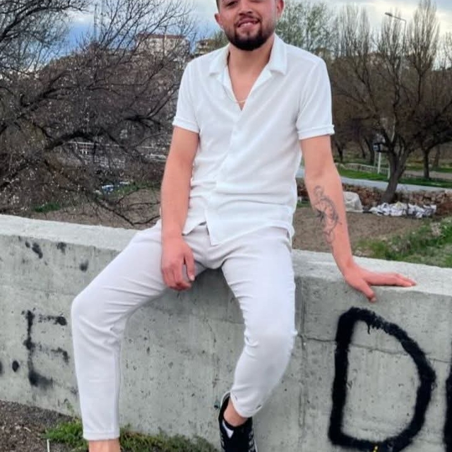 Bariyerlere çarpıp devrilen motosikletin sürücüsü öldü