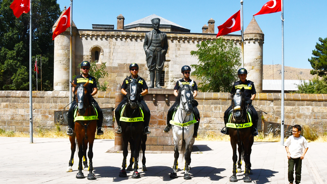 Malazgirt Zaferi kutlamalarına katılacak atlı polisler Bitlis'te devriye görevi yaptı