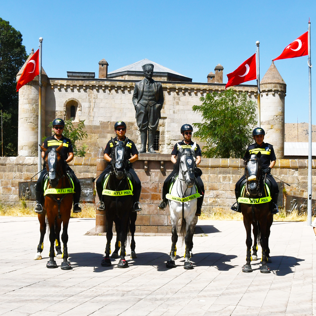 Malazgirt Zaferi kutlamalarına katılacak atlı polisler Bitlis'te devriye gö...