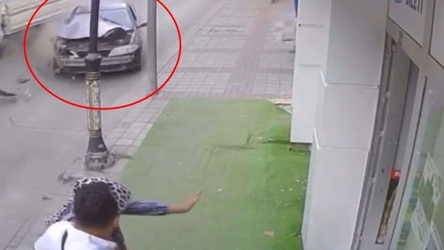 Ehliyetsiz ve alkollü sürücünün otomobili kaldırıma çıktı, yayalar son anda kurtuldu