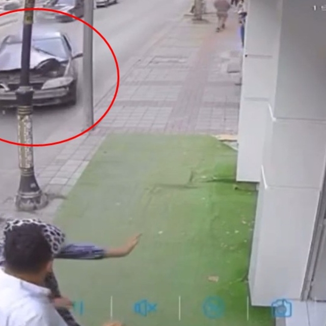 Ehliyetsiz ve alkollü sürücünün otomobili kaldırıma çıktı, yayalar son anda...