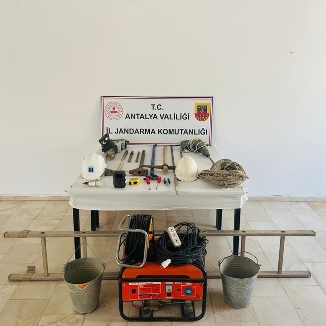 Antalya'da kaçak kazı yapan 4 zanlı suçüstü yakalandı