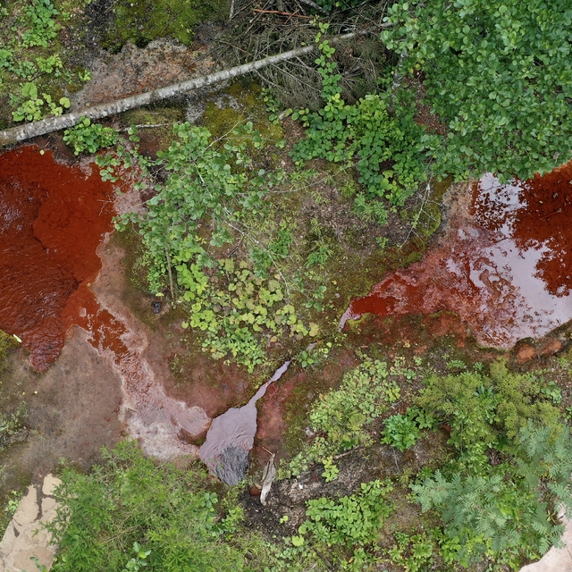 Kuzalan Tabiat Parkı kızıl renkteki suyu ve travertenleriyle büyük ilgi gör...