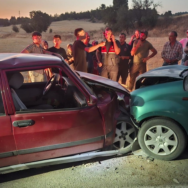 Kütahya'da otomobil ile hafif ticari araç çarpıştı, 2 kişi öldü