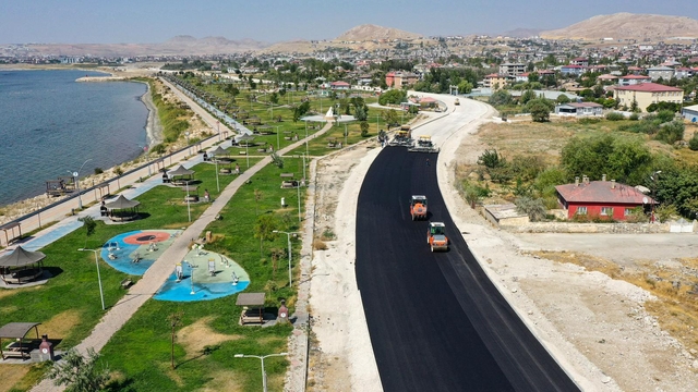 Van Gölü sahil yolunda 3. etap çalışmaları sürüyor