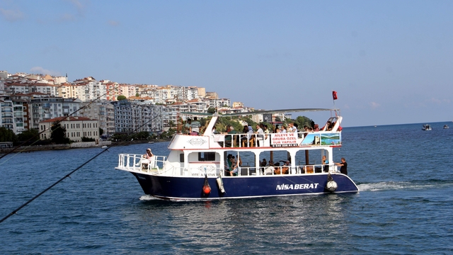 Sinop'ta turistler gezi tekneleri ile kenti denizden görme fırsatı buluyor