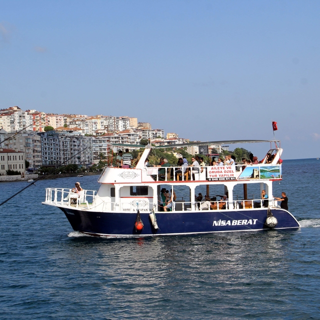 Sinop'ta turistler gezi tekneleri ile kenti denizden görme fırsatı buluyor