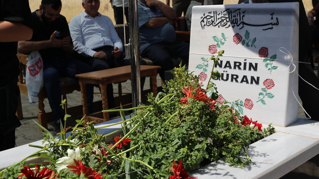 Diyarbakır'da geçen yıl öldürülen Narin Güran kabri başında anıldı