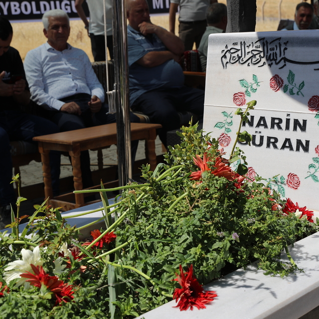 Diyarbakır'da geçen yıl öldürülen Narin Güran kabri başında anıldı