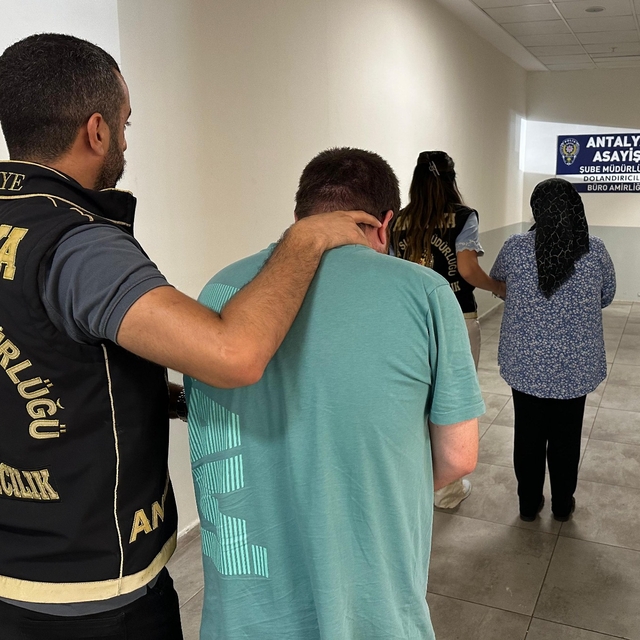 Antalya'da dolandırıcılık operasyonunda yakalanan 2 şüpheliden biri tutukla...