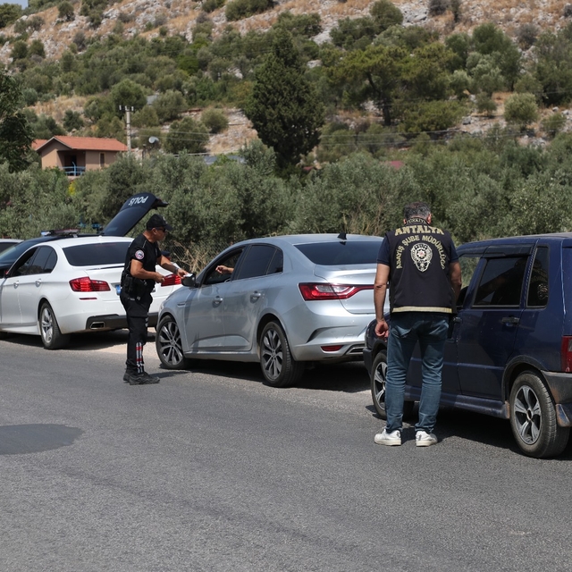Antalya'da eş zamanlı asayiş uygulaması yapıldı
