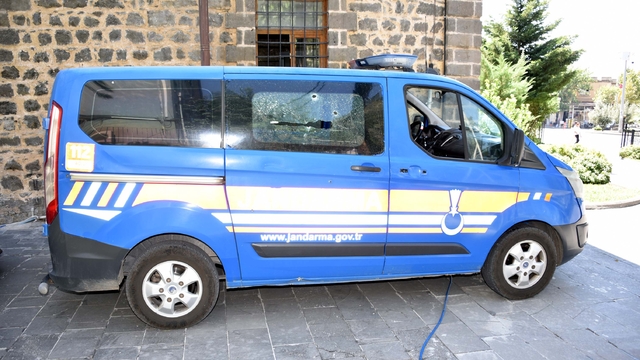 Jandarma aracındaki 2 kuzen, silahlı saldırıda yaralandı