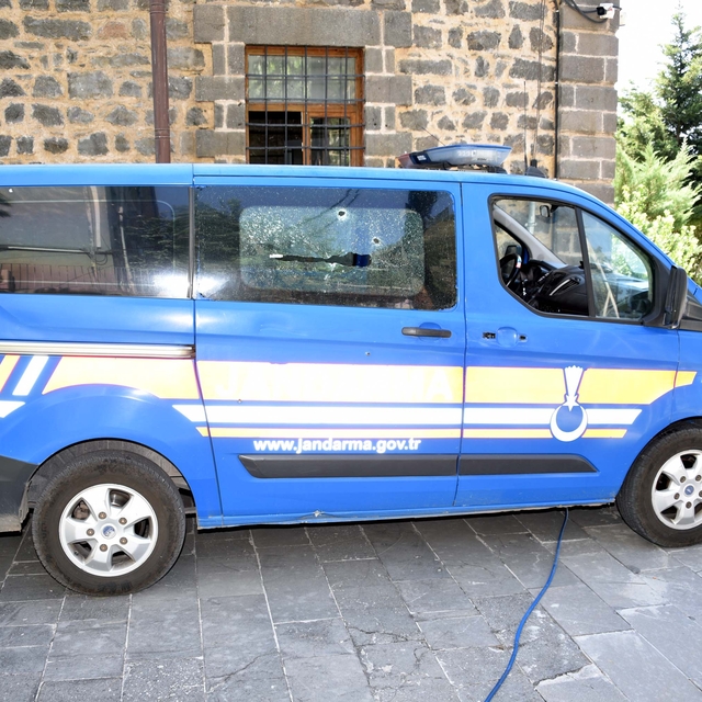 Jandarma aracındaki 2 kuzen, silahlı saldırıda yaralandı