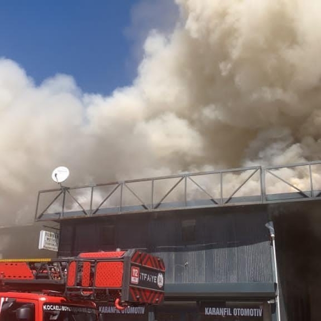 Kocaeli'de oto yedek parça dükkanında yangın