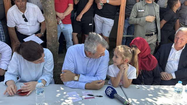 Vali Sezer'in "çocuk parkı" sözü minik Gülce'yi ve köy çocuklarını sevindirdi