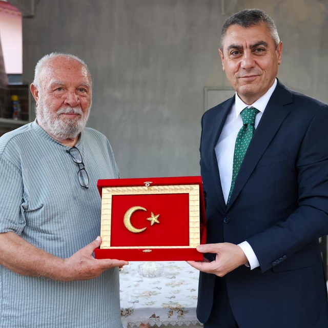 Mersin Valisi Atilla Toros'tan sanatçı Musa Eroğlu'na ziyaret
